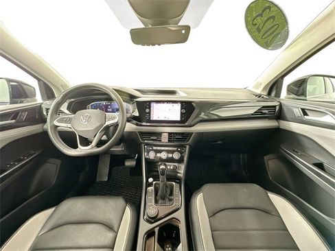 Used 2022 Volkswagen Taos SEL image 3