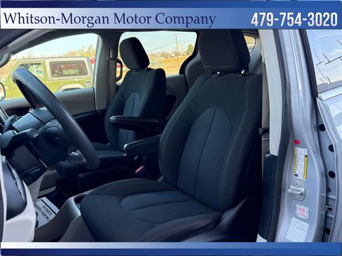 Used 2023 Chrysler Voyager LX image 9