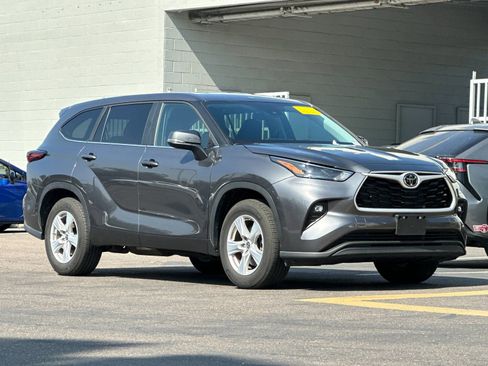 Used 2025 Toyota Highlander LE image 8