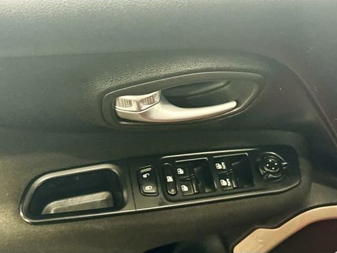 Used 2015 Jeep Renegade Latitude w/ Popular Equipment Group image 18