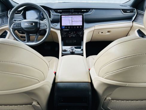 Used 2023 Jeep Grand Cherokee Limited w/ Luxury Tech Group II image 29