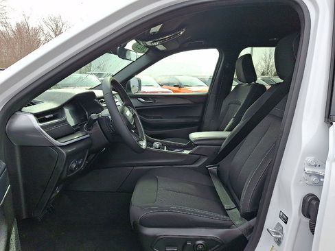 Used 2025 Jeep Grand Cherokee Laredo w/ MOPAR Finishing Package image 11