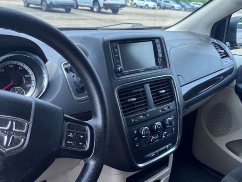 Used 2018 Dodge Grand Caravan SE w/ UConnect Hands-Free Group FWD image 4
