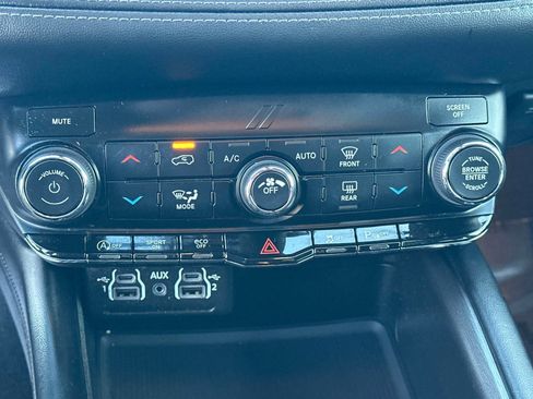 Used 2022 Dodge Durango SXT image 13