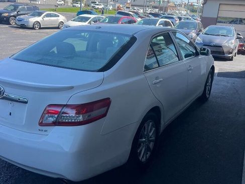 Used 2011 Toyota Camry XLE w/ SE/XLE Extra-Value Pkg image 4