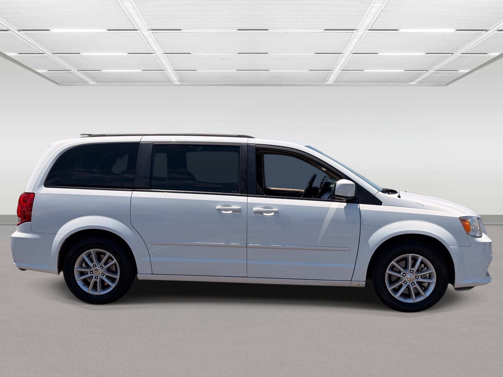 Used 2015 Dodge Grand Caravan SXT w/ UConnect Hands-Free Group FWD image 6