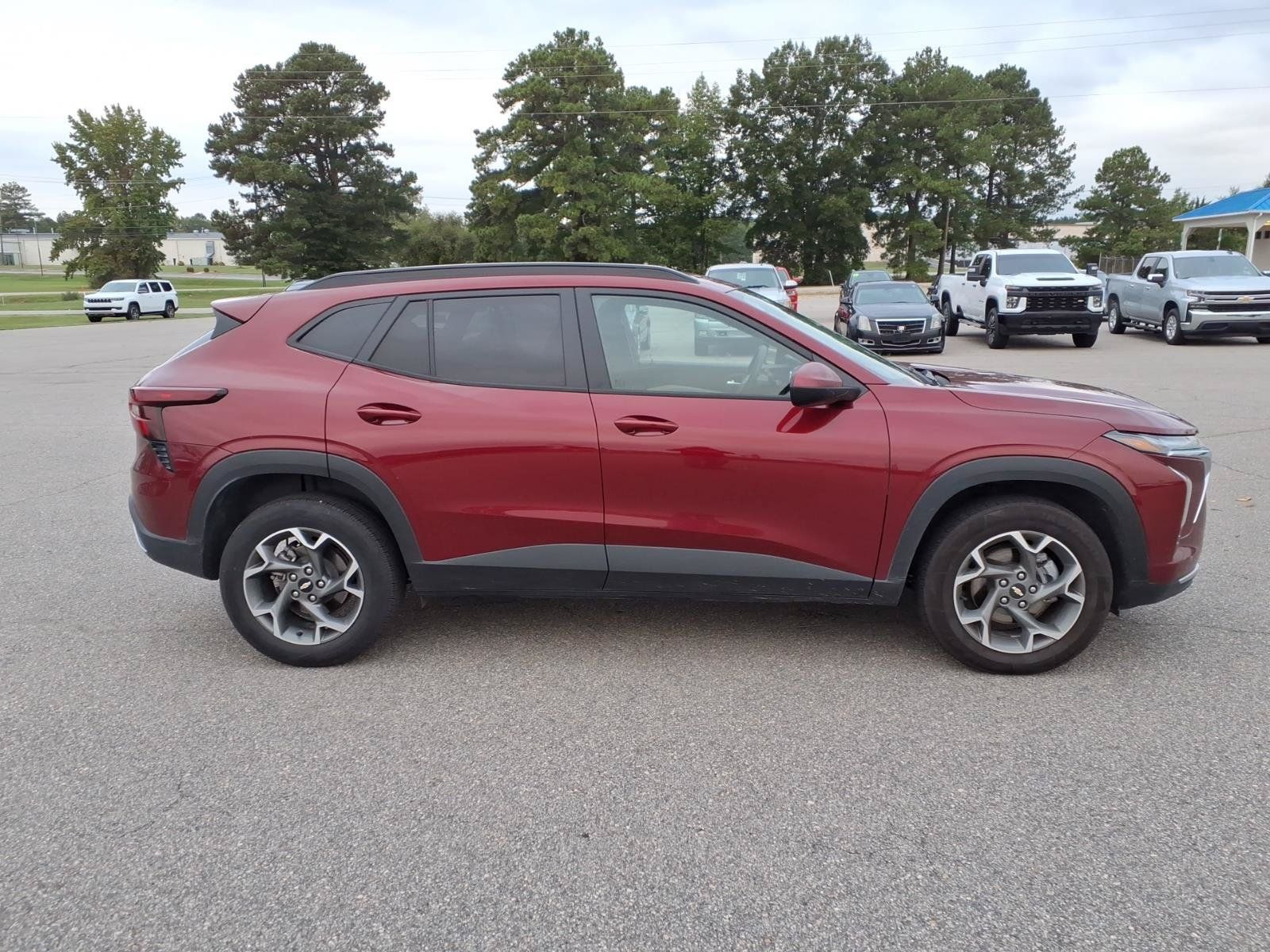Used 2025 Chevrolet Trax LT FWD image 6