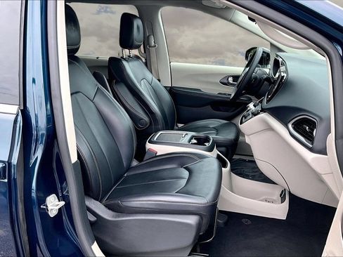 Used 2024 Chrysler Pacifica Touring-L FWD image 30