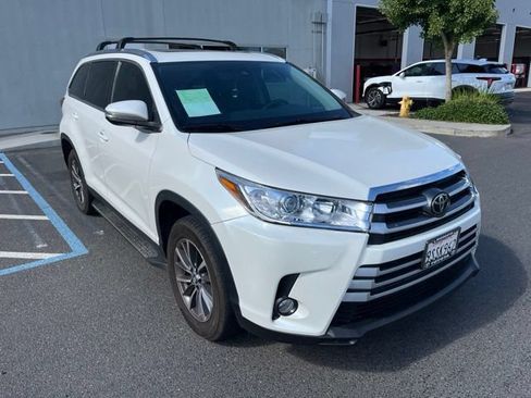 Used 2019 Toyota Highlander XLE w/ Carpet Mat Package (TMS) FWD image 3