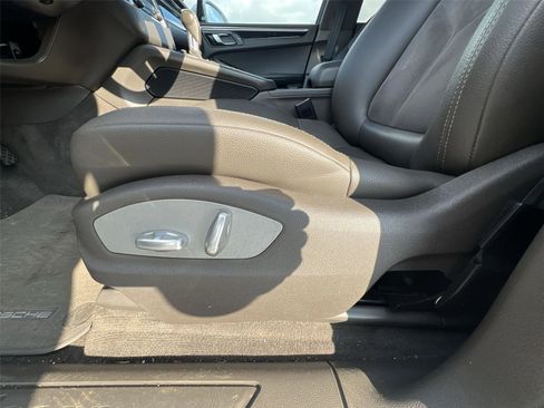 Used 2018 Porsche Macan BASE image 11