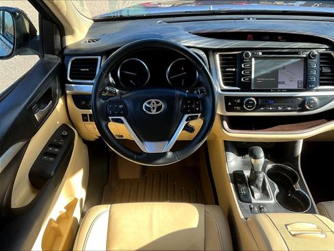 Used 2017 Toyota Highlander XLE image 18