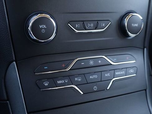 Used 2020 Ford Edge SE image 22