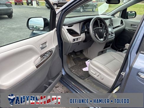 Used 2016 Toyota Sienna L image 17