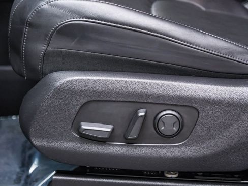 Used 2024 Kia Carnival EX image 25