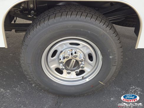 New 2026 Ford F250 XL w/ XL Chrome Package image 5