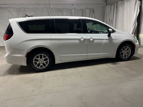 Used 2023 Chrysler Pacifica Touring-L FWD image 8