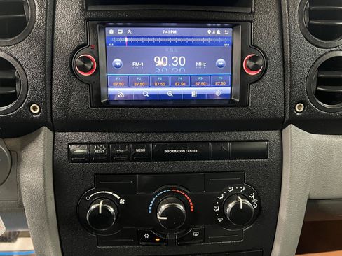 Used 2007 Jeep Commander Sport AWD/4WD image 16