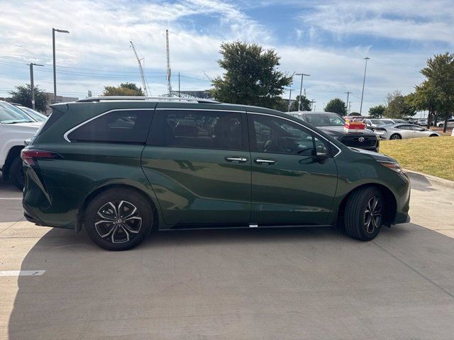 Used 2026 Toyota Sienna Platinum AWD/4WD image 3