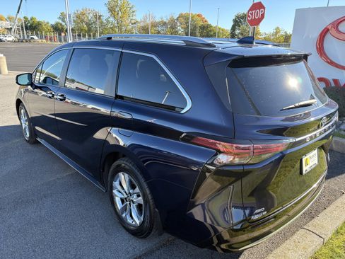 Used 2023 Toyota Sienna Limited image 5