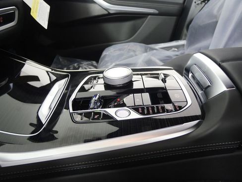 Used 2026 BMW X7 M60i image 24