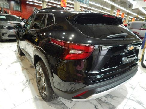 Used 2025 Chevrolet Trax LT w/ Driver Confidence Package image 9