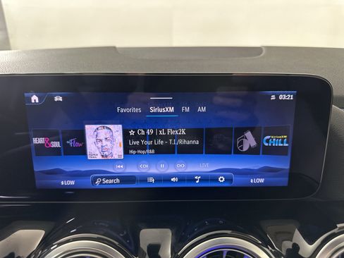 Used 2025 Mercedes-Benz GLA 250 4MATIC image 16