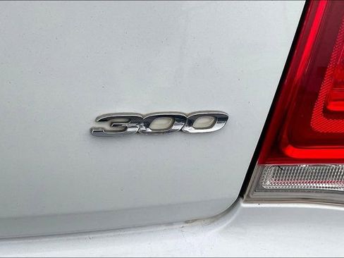 Used 2019 Chrysler 300 Limited image 8