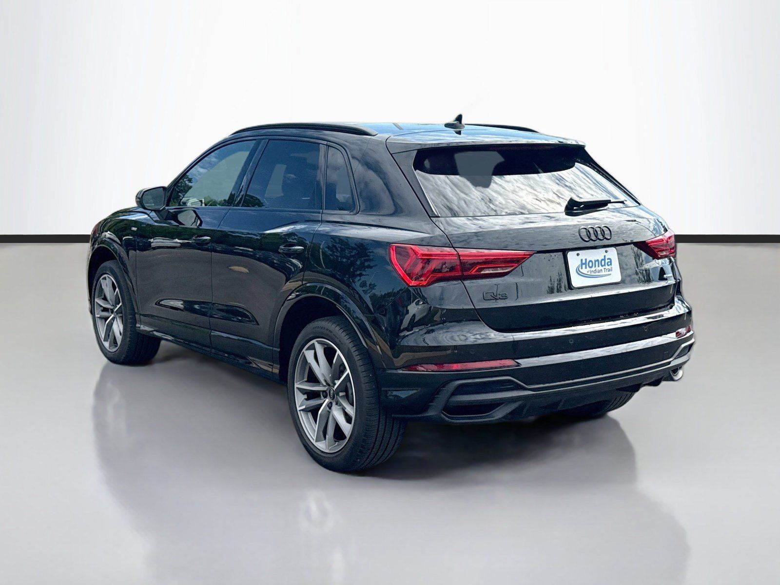 Used 2023 Audi Q3 2.0T Premium w/ Black Optic Sport Package AWD/4WD image 5