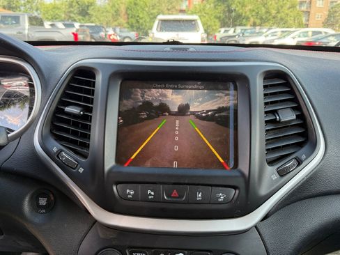 Used 2015 Jeep Cherokee Trailhawk w/ Comfort/Convenience Group AWD/4WD image 27