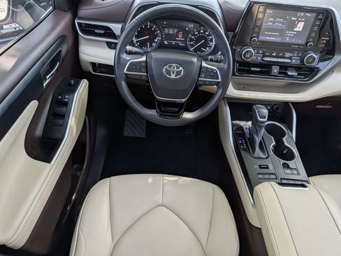 Used 2021 Toyota Highlander XLE AWD/4WD image 12