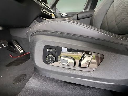 Used 2026 BMW X7 xDrive40i w/ M Sport Package image 24