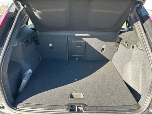 Used 2023 Volvo XC40 B5 Core image 5