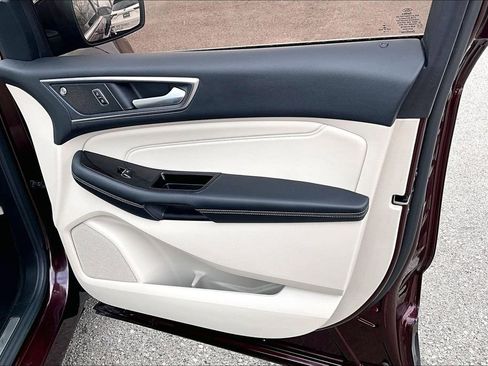 Used 2019 Ford Edge Titanium image 25