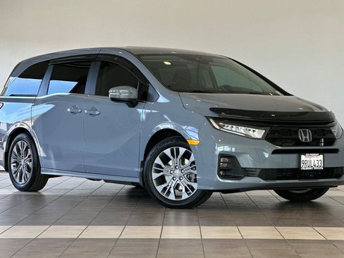 Used 2025 Honda Odyssey Touring image 2