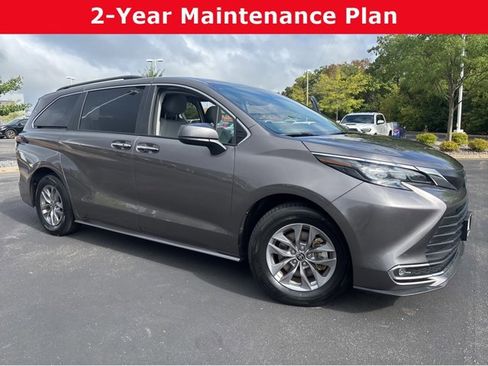 Used 2024 Toyota Sienna XLE image 1