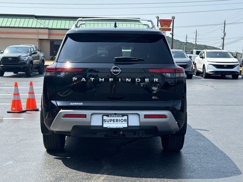 Used 2025 Nissan Pathfinder SL w/ SL Premium Package FWD image 4