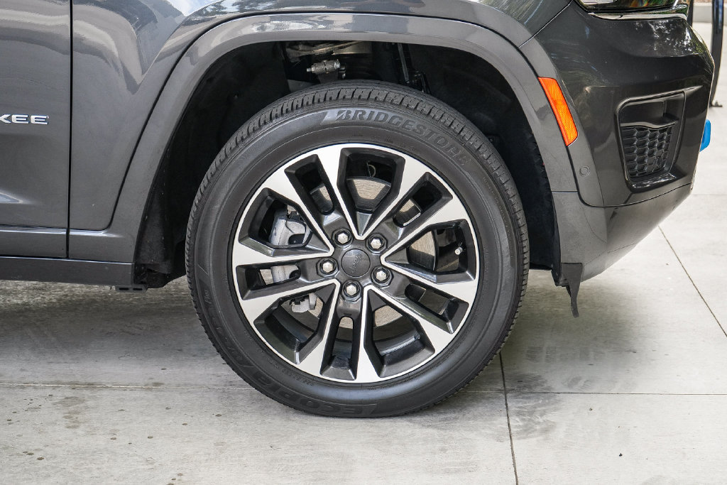 Used 2023 Jeep Grand Cherokee Overland w/ Advanced Protech Group III AWD/4WD image 11