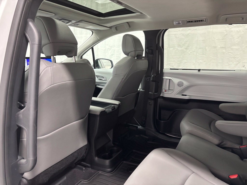 Used 2026 Toyota Sienna XLE FWD image 49