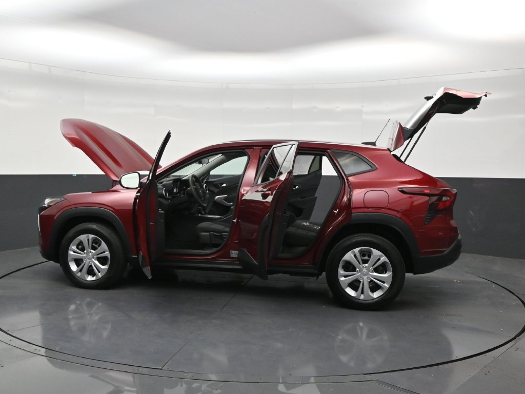 Used 2025 Chevrolet Trax LS FWD image 30