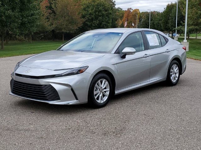 Used 2025 Toyota Camry LE FWD image 2