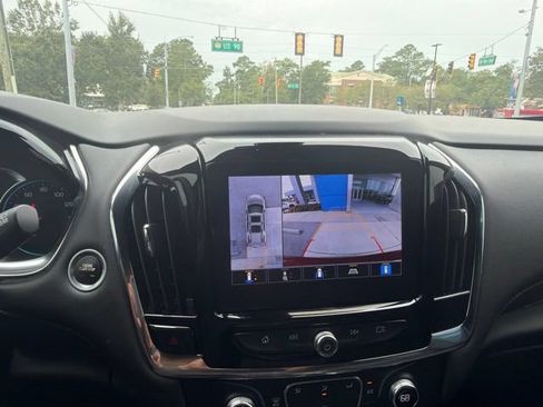 Used 2023 Chevrolet Traverse RS FWD image 15