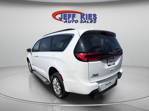 Used 2022 Chrysler Pacifica Touring-L FWD image 8