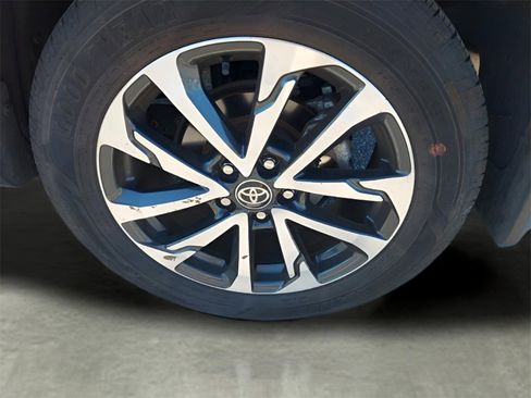 Used 2024 Toyota Corolla Cross XLE image 29