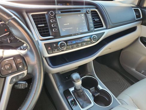 Used 2017 Toyota Highlander XLE AWD/4WD image 28