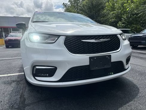 Used 2024 Chrysler Pacifica Limited FWD image 11