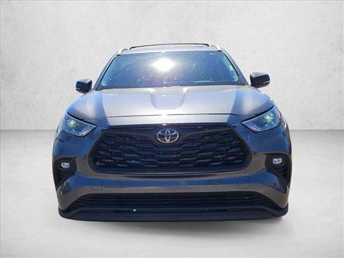 Used 2023 Toyota Highlander XLE image 2