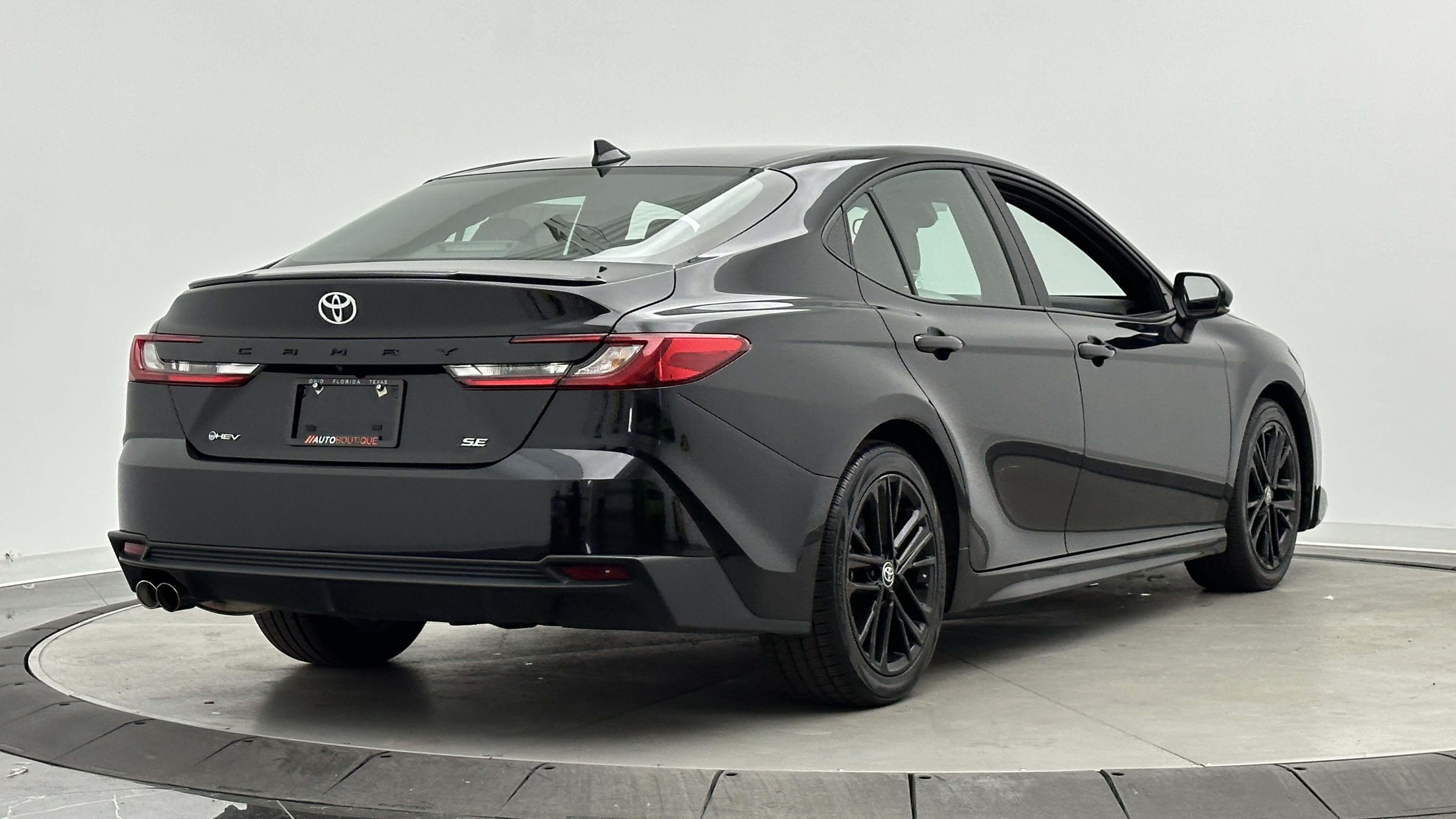 Used 2025 Toyota Camry SE FWD image 7