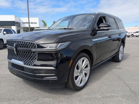 Used 2025 Lincoln Navigator Reserve AWD/4WD image 8