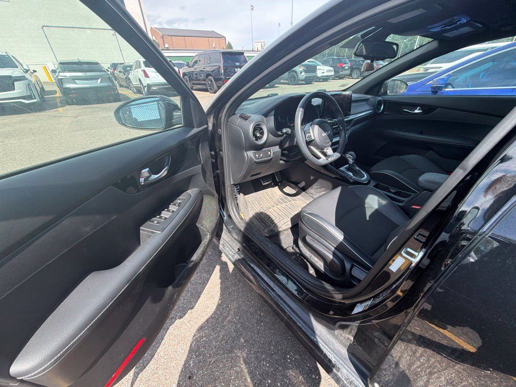 Used 2023 Kia Forte GT-Line w/ GT-Line Premium Package FWD image 9