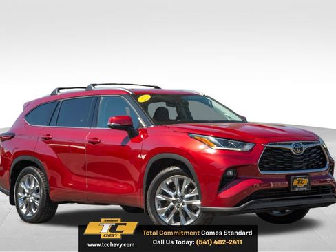 Used 2022 Toyota Highlander Limited AWD/4WD image 3